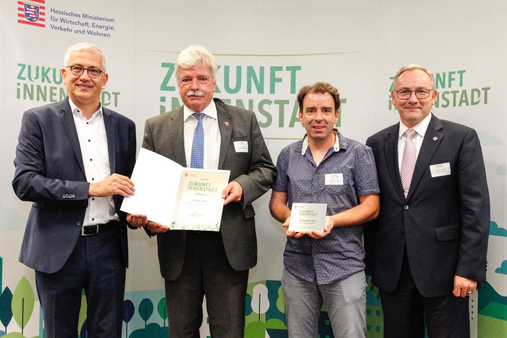Übergabe des Förderbescheides an die Gemeinde durch Minister Al-Wazir